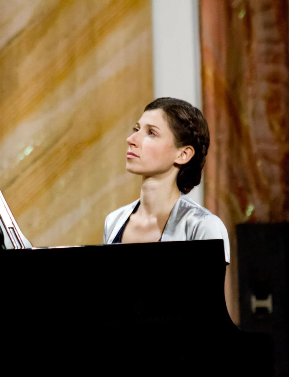 Anastacia Tolstonog за фортепіано
